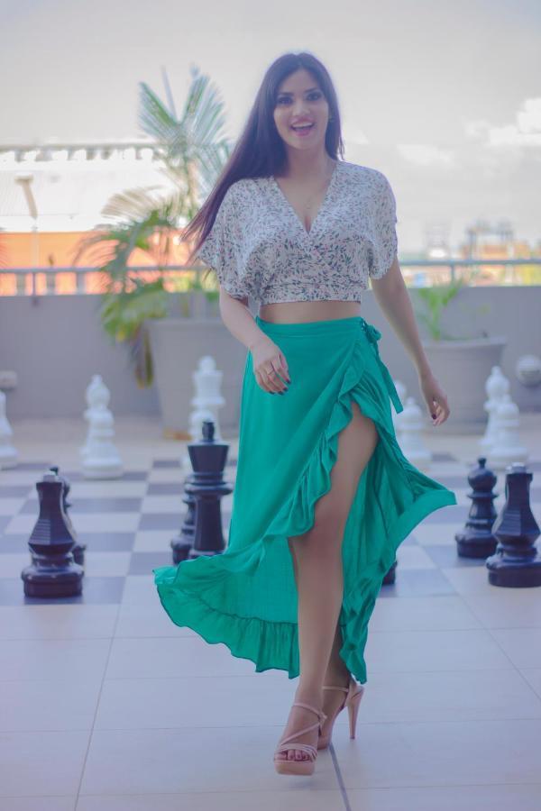 Wyndham Costa Del Sol Пукальпа Экстерьер фото A woman wearing a wrap skirt