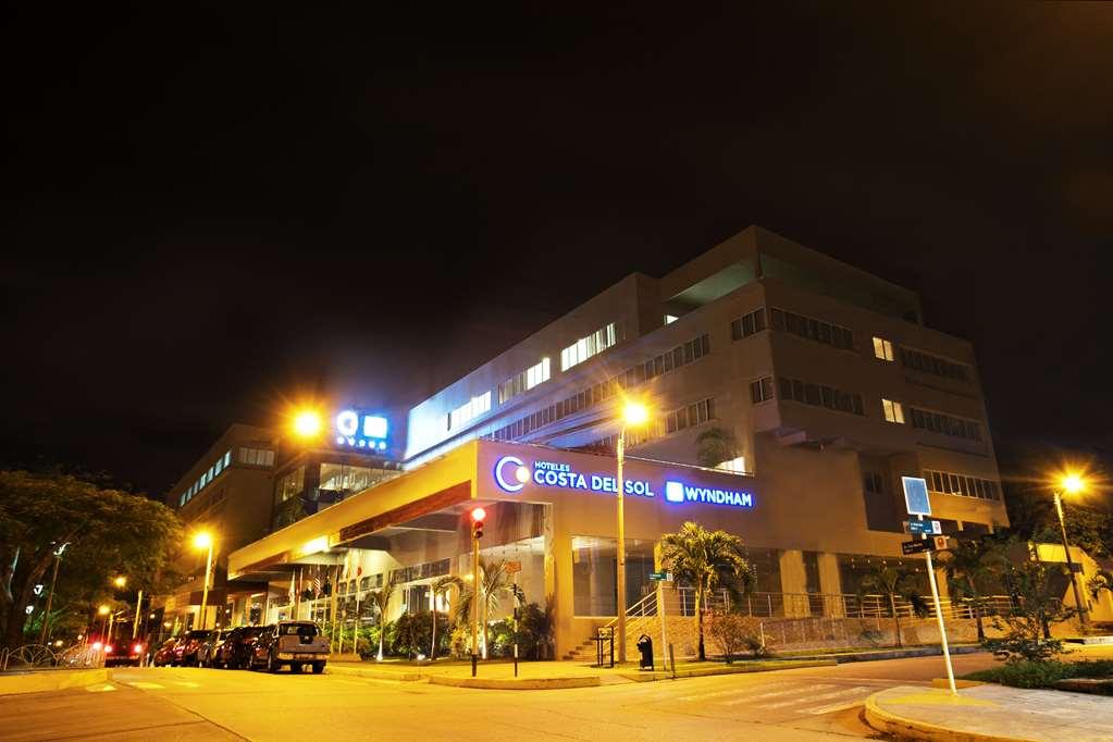 Wyndham Costa Del Sol Пукальпа Экстерьер фото The hotel at night