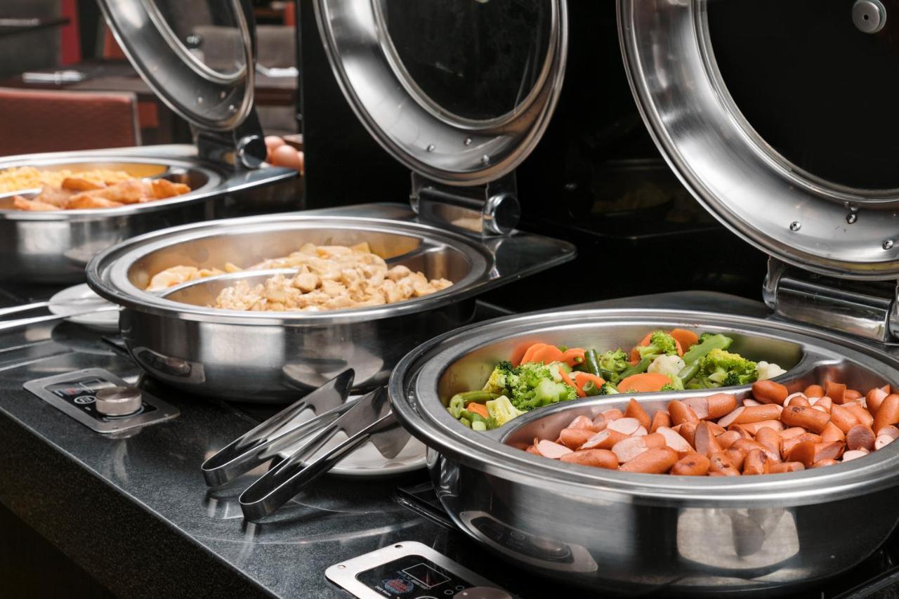Wyndham Costa Del Sol Пукальпа Экстерьер фото A chafing dish